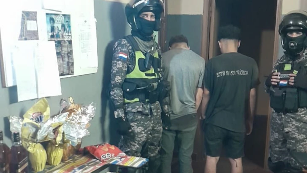 Asaltantes detenidos tras robar whisky y huevos de pascua de un minimercado en Luque - Noticiero Paraguay