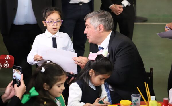 "Lo más importante es que nuestros niños se alimenten bien, no existe el ayuno en la vida de los niños", aclara ministro - .::Agencia IP::.