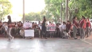 Alumnos realizan sentata para reclamar por rubros docentes en colegio de Asunción