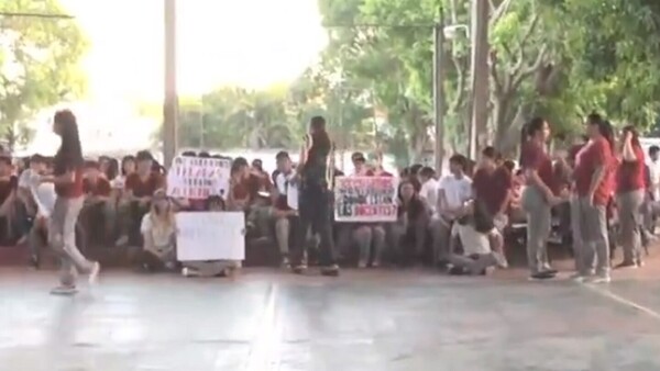 Alumnos realizan sentata para reclamar por rubros docentes en colegio de Asunción