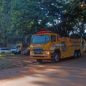 Bomberos de Minga Guazú reparar móvil de agua y ya vuelve a operar