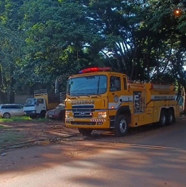 Bomberos de Minga Guazú reparar móvil de agua y ya vuelve a operar