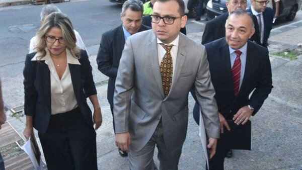 Abogados de Mario Abdo y de otros imputados acuden a la Fiscalía y hablan de “hechos ficticios”