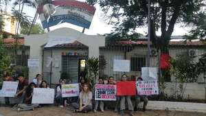 Carencia de 340 horas cátedra: alumnos de colegio capitalino continúan con medidas de fuerza - Nacionales - ABC Color