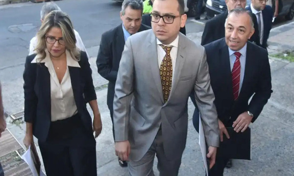 Abogados del ex presidente Mario Abdo Benítez y de los demás ocho imputados acuden a la Fiscalía y hablan de “hechos ficticios”