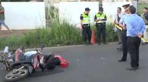 Motociclista cae al esquivar un bache y muere tras ser arrollado por un bus - Noticiero Paraguay