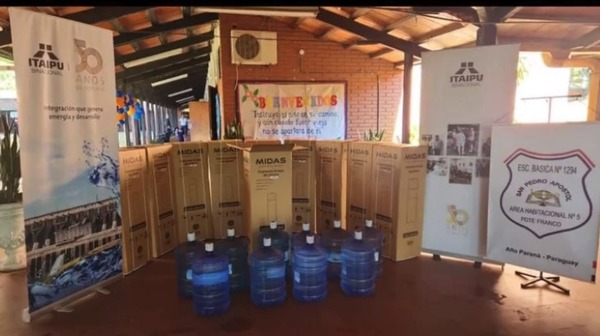 Entregan bebederos a escuelas en Franco