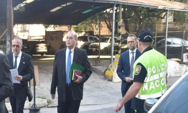 Apuntan a Cartes y lo comparan con Stroessner, abogados de ex ministros de Mario Abdo