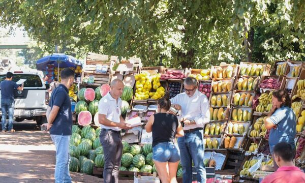 Municipalidad de CDE notifica a vendedores de frutas para despejar espacios públicos