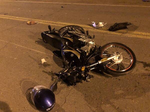 ¿Por culpa de un bache? Motociclista cayó al asfalto, lo arrolló un colectivo y ñanderejaite anga