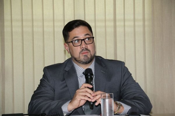 "Chats son falsos": Abogado afirma que pretenden desviar atención sobre lo expresado en imputación - trece