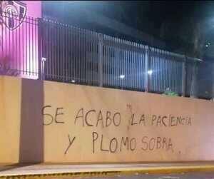 Hinchas delincuentes de Cerro Porteño amenazan a dirigentes y jugadores - Radio Imperio 106.7 FM