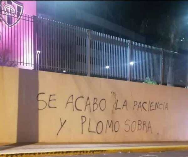 Hinchas delincuentes de Cerro Porteño amenazan a dirigentes y jugadores - Radio Imperio 106.7 FM