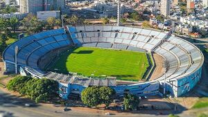 Delegación de FIFA recorre el estadio Centenario