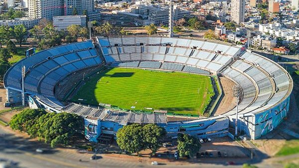 Delegación de FIFA recorre el estadio Centenario