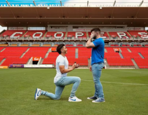 (VIDEO). El futbolista Josh Cavallo le pidió matrimonio a su novio en plena cancha