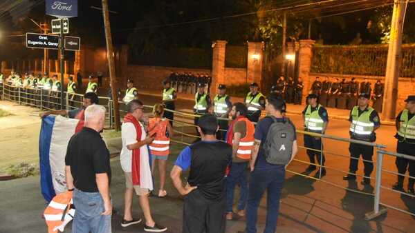 Chats filtrados: Batallón policial resguarda casa de Cartes ante manifestación
