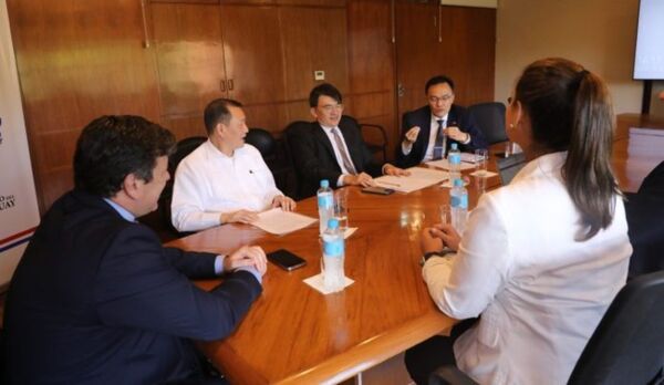 Empresarios taiwaneses y americanos interesados en invertir en varios rubros