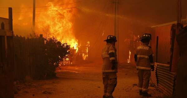 Diario HOY | Incendio forestal afecta cerros de Valparaíso en Chile
