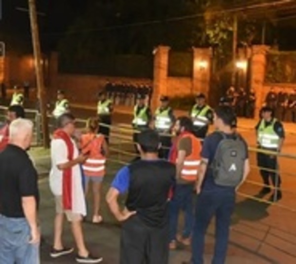 Policía no puede explicar grueso despliegue sobre España - Paraguay.com