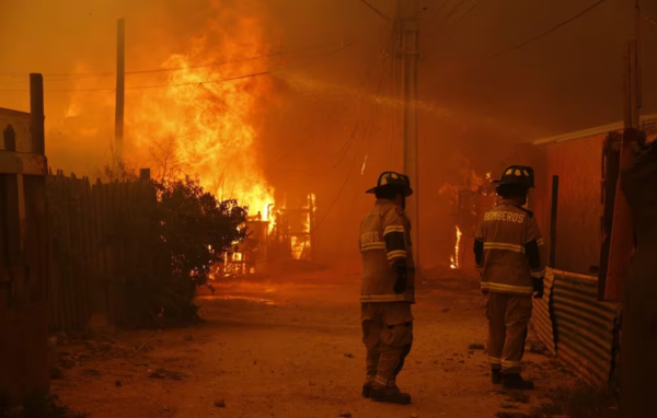 Incendio forestal afecta cerros de Valparaíso en Chile