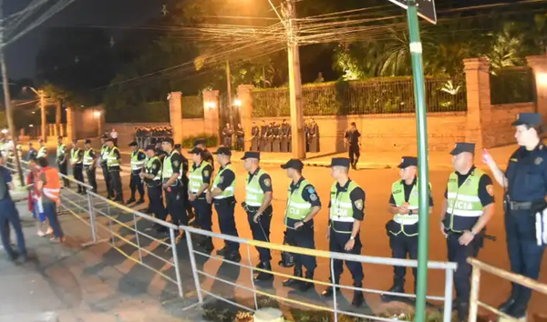 Exagerado despliegue policial en casa de Cartes fue por amenaza de “incendio”, dice comandante - Noticiero Paraguay