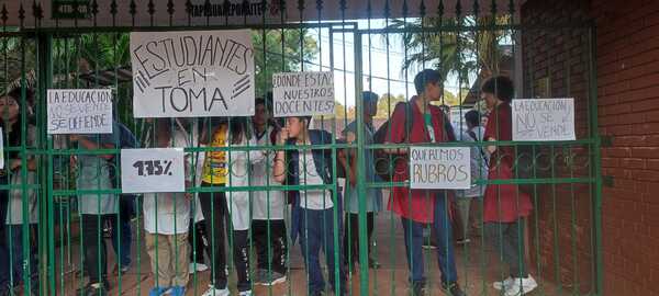 Cansados de promesas, alumnos del CTN tomaron la institución