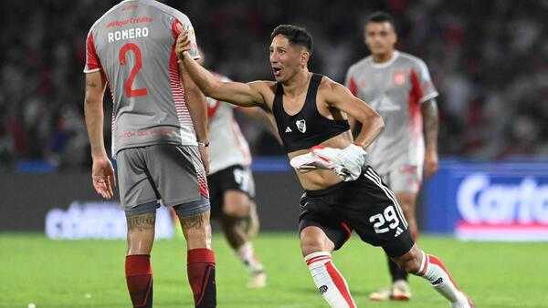 River derrota 'in extremis' a Estudiantes y se corona supercampeón del fútbol argentino