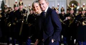 La Nación / Macron condecora al hombre más rico del mundo
