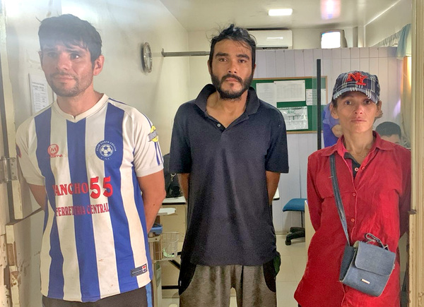 Atrapan a dos hombres y una mujer que robaron alimentos del hospital - La Clave