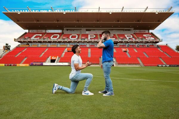 LE PIDIÓ MATRIMONIO EN LA CANCHA DONDE JUEGA