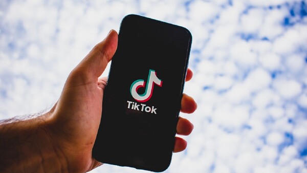 TikTok fue multada por desproteger a menores
