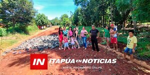 VECINOS DE SAN PEDRO CURUPAYTY PROTESTAN POR ABANDONO DE OBRA MUNICIPAL - Itapúa Noticias