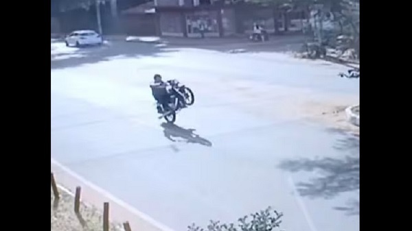Accidente en Luque: Joven pierde la pierna tras realizar “willy” en moto