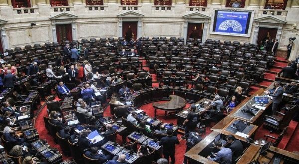 Senado argentino debate 'megadecreto' de Milei en una tensa jornada - ADN Digital