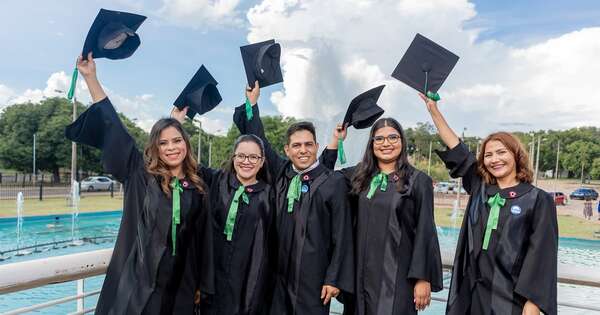 La Nación / Más de 300 profesionales de la Unibe reciben sus títulos en emotiva ceremonia