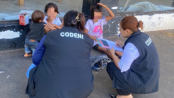 Abordan a indígenas que mendigan en nudos semafóricos
