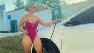 [VIDEO] Esta modelo no se aguantó el calor y así lavó su auto: "Encima estoy sogüe"