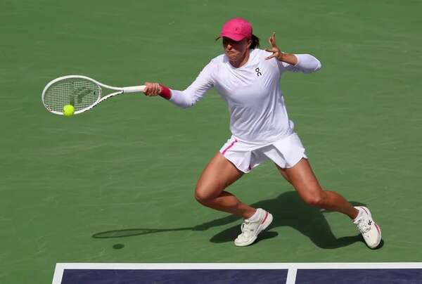 Swiatek vuelve a semifinales de Indian Wells tras abandono de Wozniacki - Tenis - ABC Color