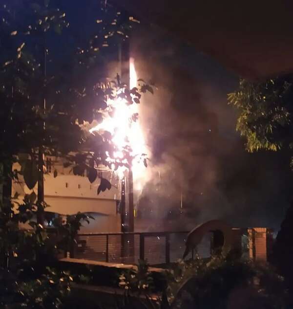 Explosión e incendio de transformador de la ANDE en barrio Jara - Nacionales - ABC Color