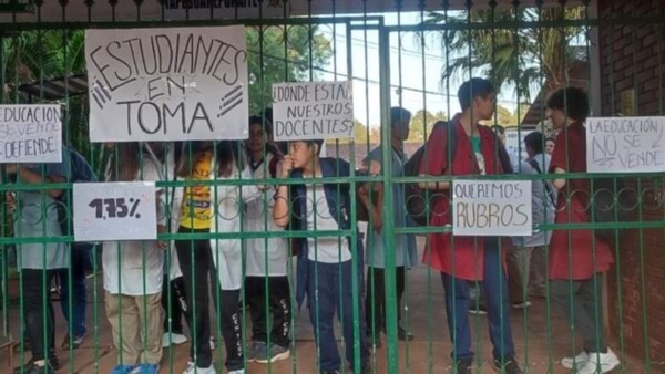 Alumnos realizan toma ante falta de rubros y respuestas