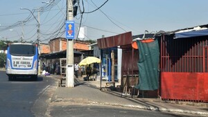 Avanzan casillas irregulares en la vereda del Abasto, cerca de paradas