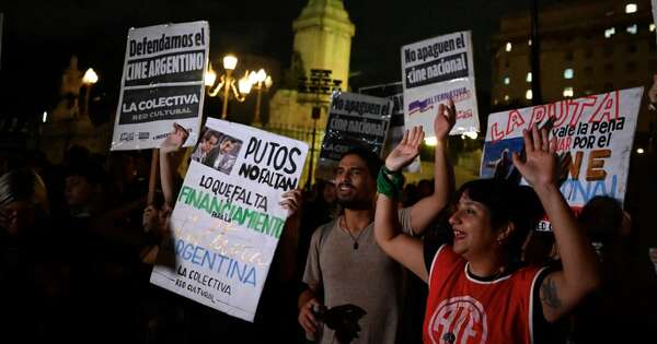 La Nación / Policía reprimió protesta del cine argentino