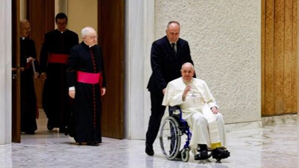 El Papa afirmó que la opción de dimitir es sólo "una hipótesis lejana"