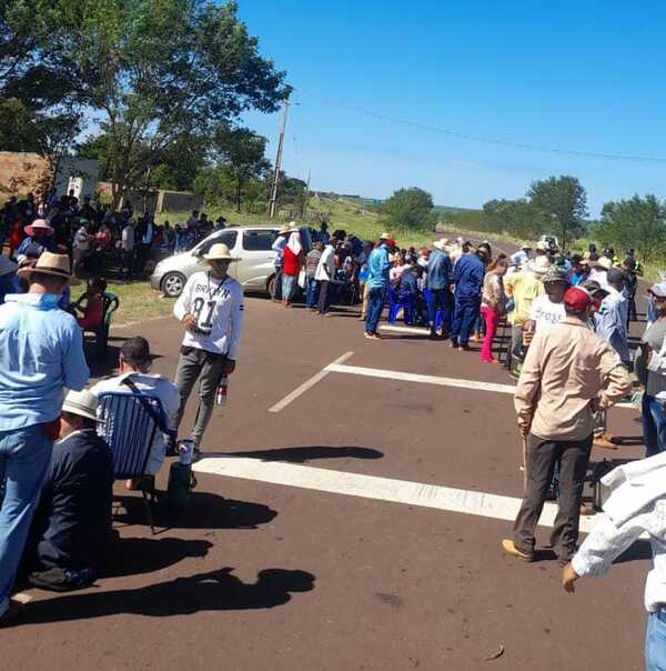 Sigue el cierre de ruta por pedido de rubro en institución educativa de Karapaí - Radio Imperio 106.7 FM