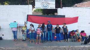 Padres de escuela de Lambaré impiden el ingreso de la directora denunciada por maltrato a estudiantes - Nacionales - ABC Color