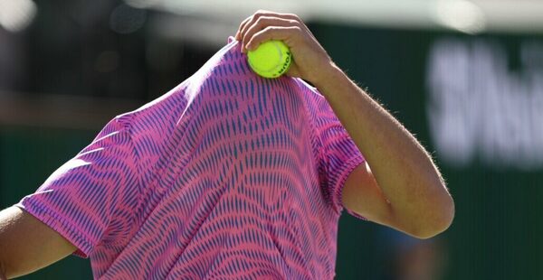 Versus / ¡Insólito! Carlos Alcaraz es víctima de un ataque de abejas en pleno juego en Indian Wells
