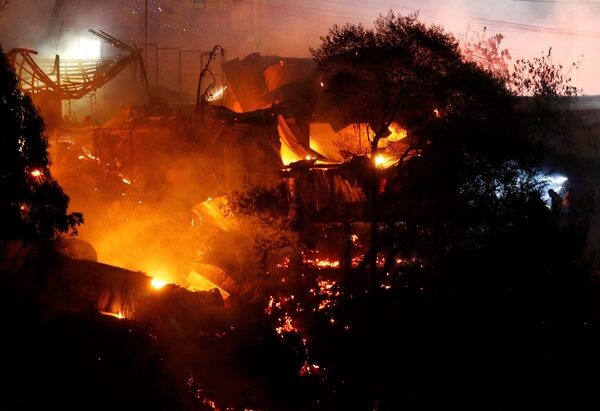 Dos muertos y al menos 20 casas afectadas por los incendios en la región chilena de Valparaíso - .::Agencia IP::.