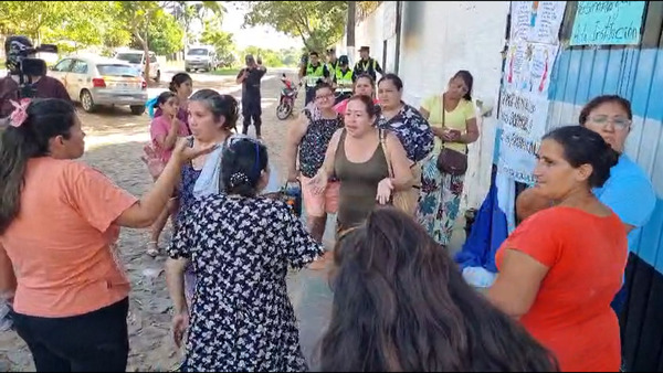 Padres del Colegio Salvador se manifiestan en contra de la directora: “Venimos a impedir el ingreso de esta villana” - Megacadena - Diario Digital