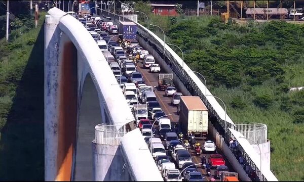 Lento tránsito sobre Puente de la Amistad